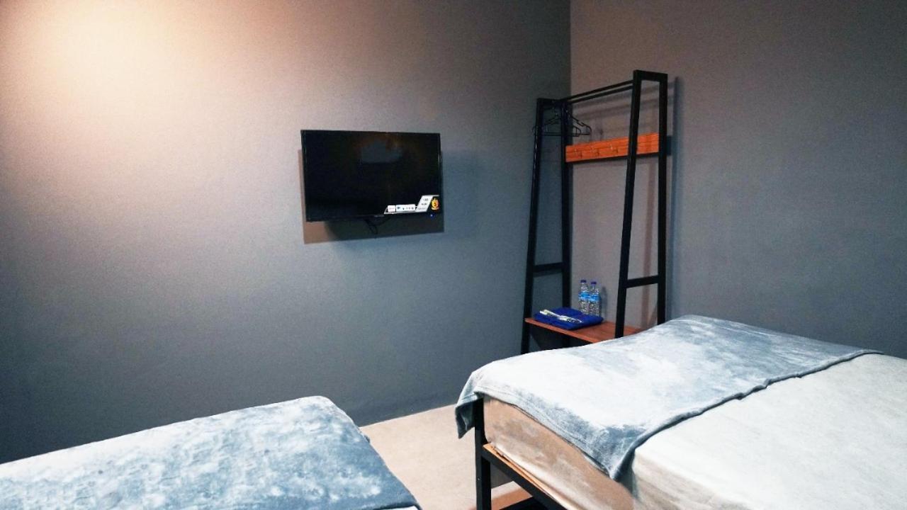 Hostel 18 Pasangan Butuh Surat Nikah Bandung Esterno foto